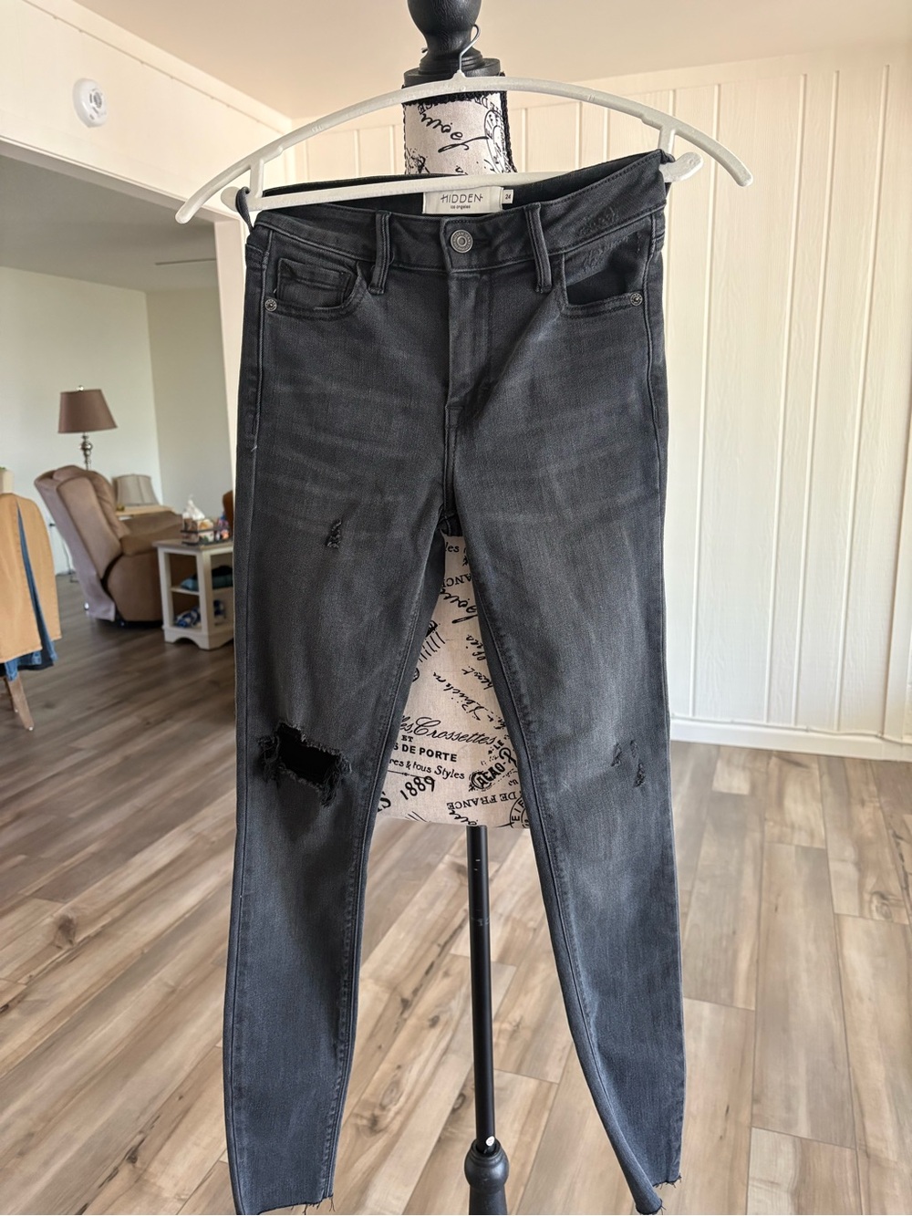 HIDDEN OF LOS ANGELES BLACK SKINNY DISTRESSED JEANS-SIZE 24
